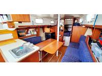 Hunter 33 Click to launch Larger Image